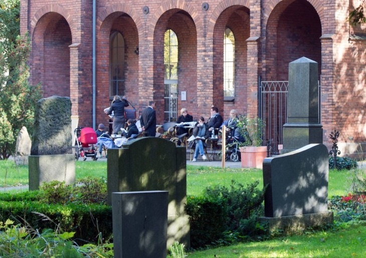 Quan ca phe yen tinh trong nghia dia o Duc hinh anh