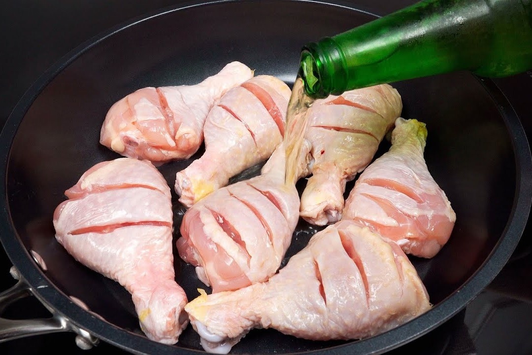 Cach lam dui ga om bia quay quan ngay cuoi nam hinh anh