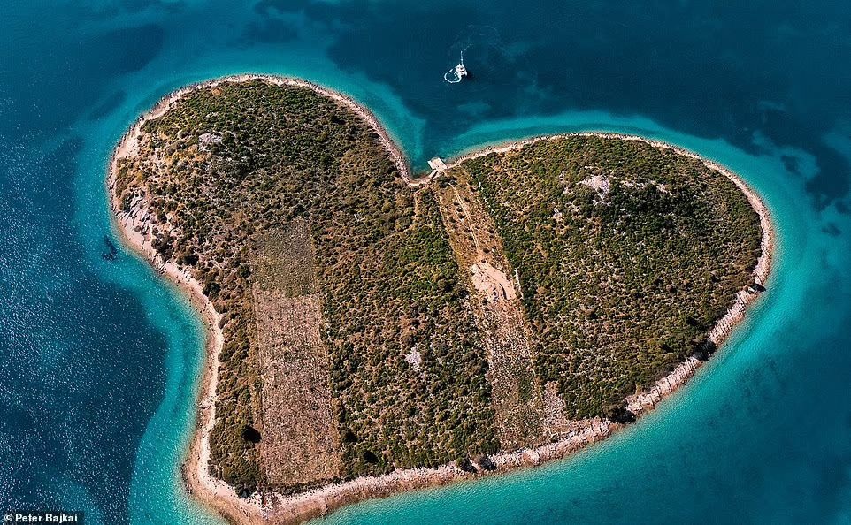 Hòn đảo hình dấu vân tay ngoài khơi Croatia ảnh 7 Hon dao hinh dau van tay ngoai khoi Croatia anh 7