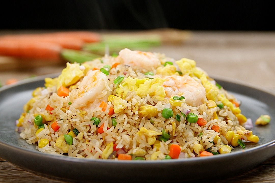 Mon com rang tom trung duoi tay dau bep chuyen nghiep hinh anh