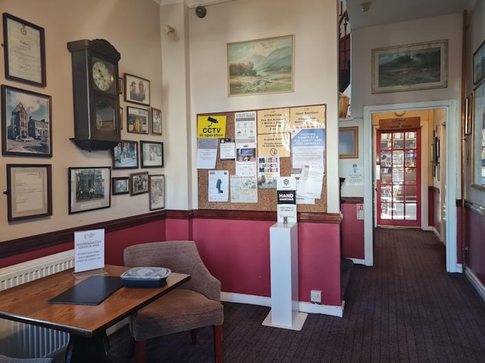 Khach san hep nhat anh 1