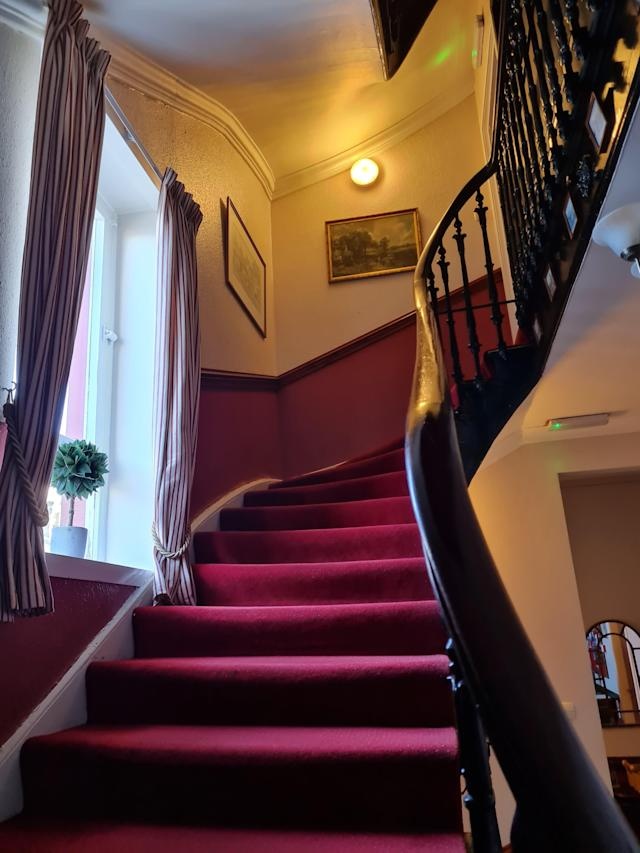 Khach san hep nhat anh 3