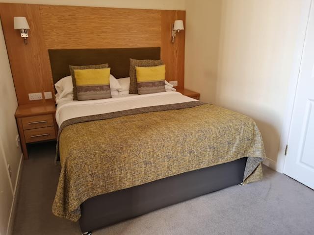 Khach san hep nhat anh 4