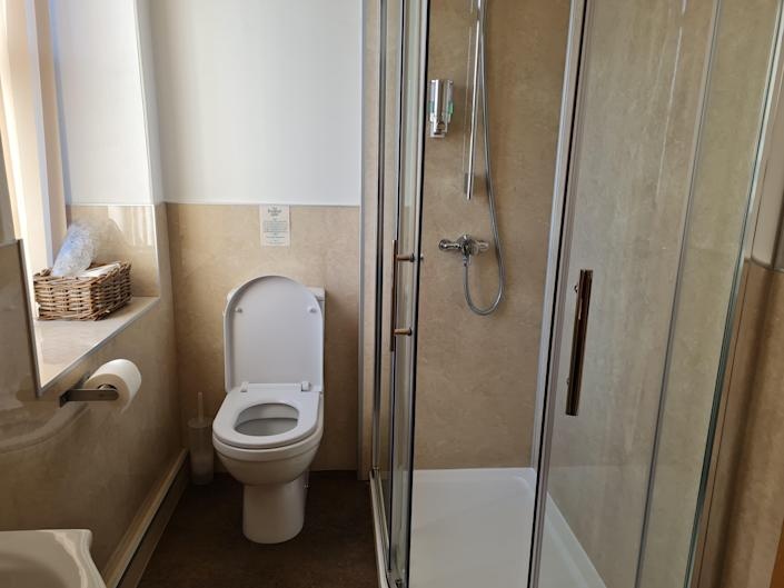 Khach san hep nhat anh 6