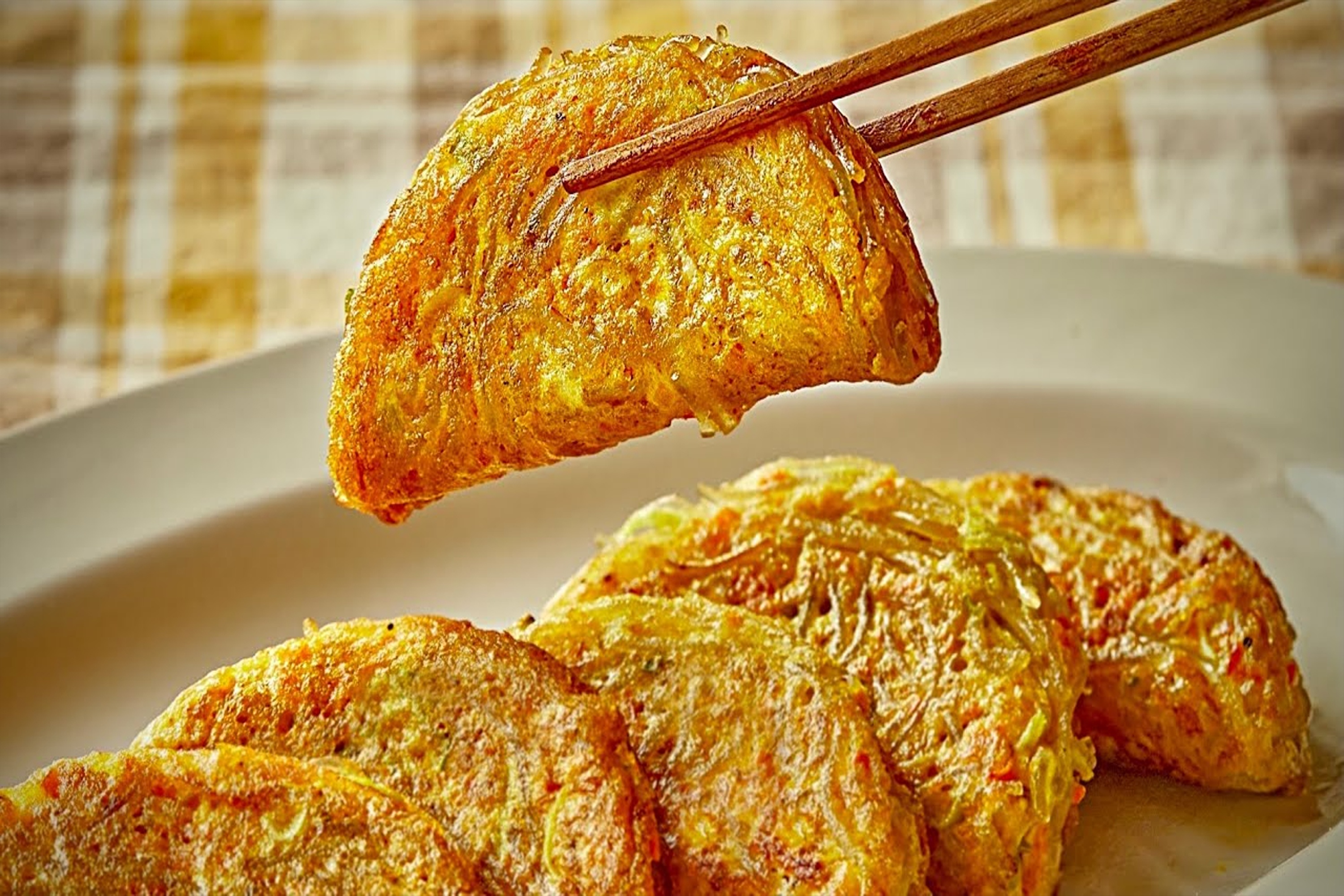 Phien ban banh trung chien an vat la mieng hinh anh