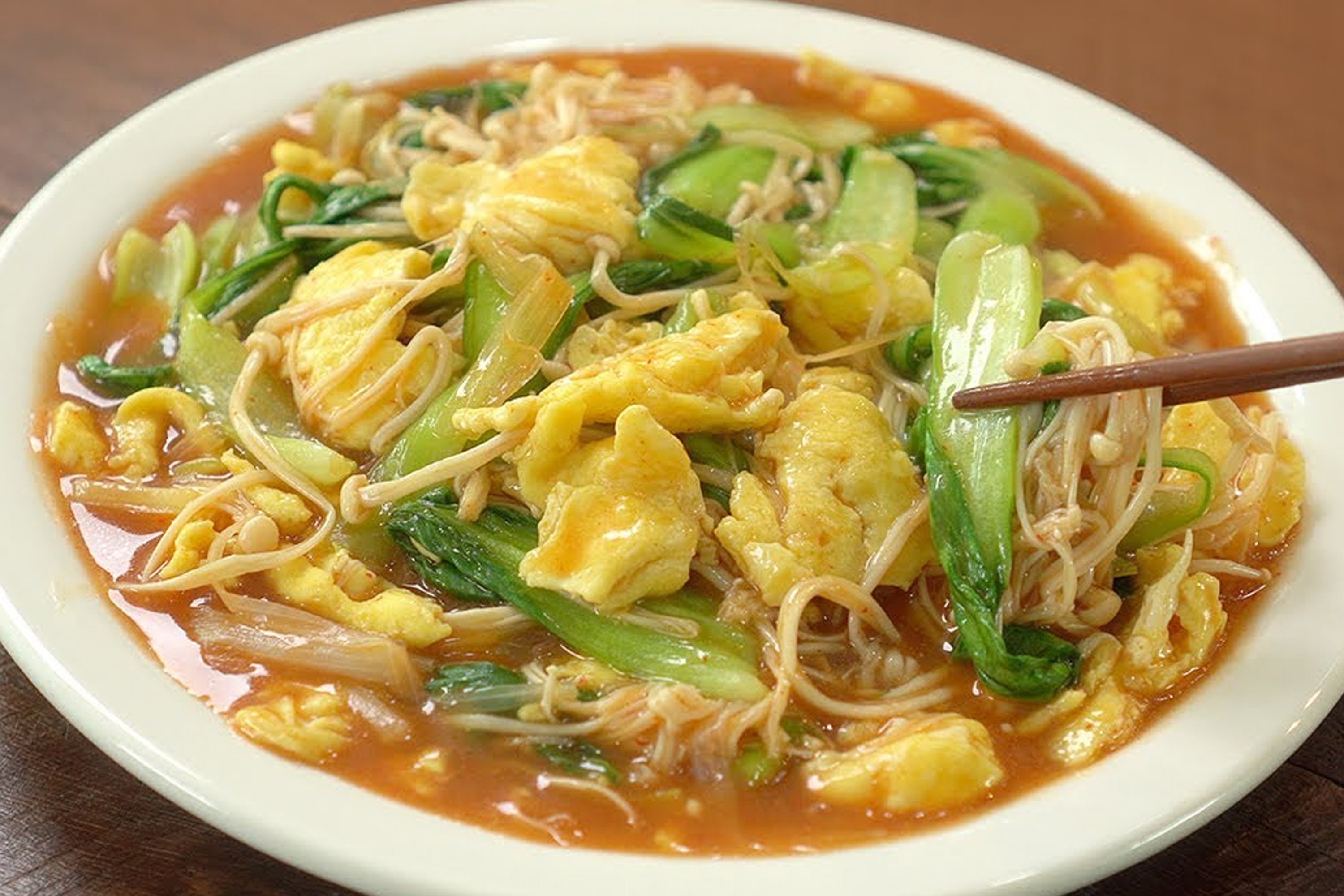 Hoc lam mon trung xao rau nam sanh sot hinh anh