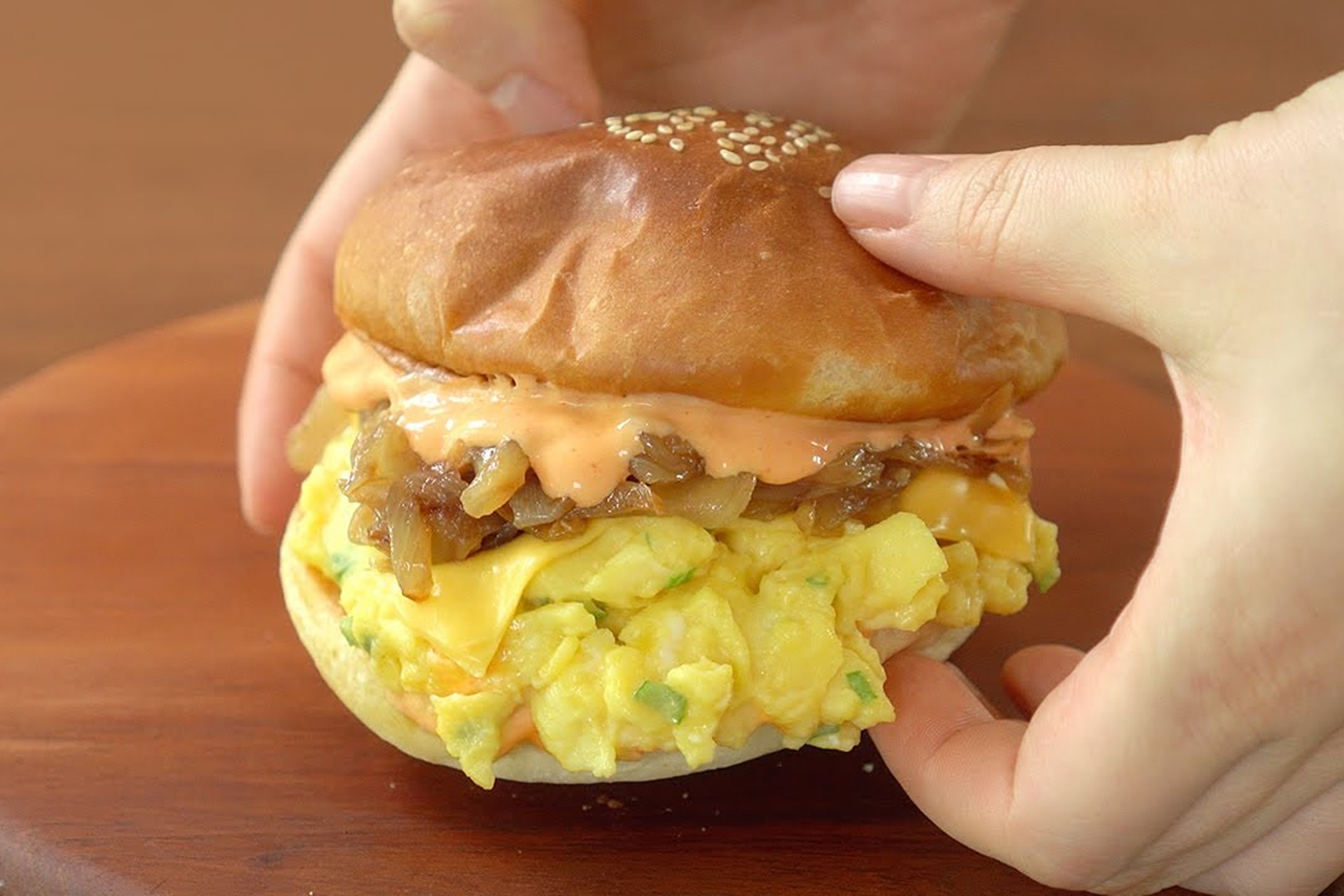 Banh burger trung dam da cho bua sang hinh anh