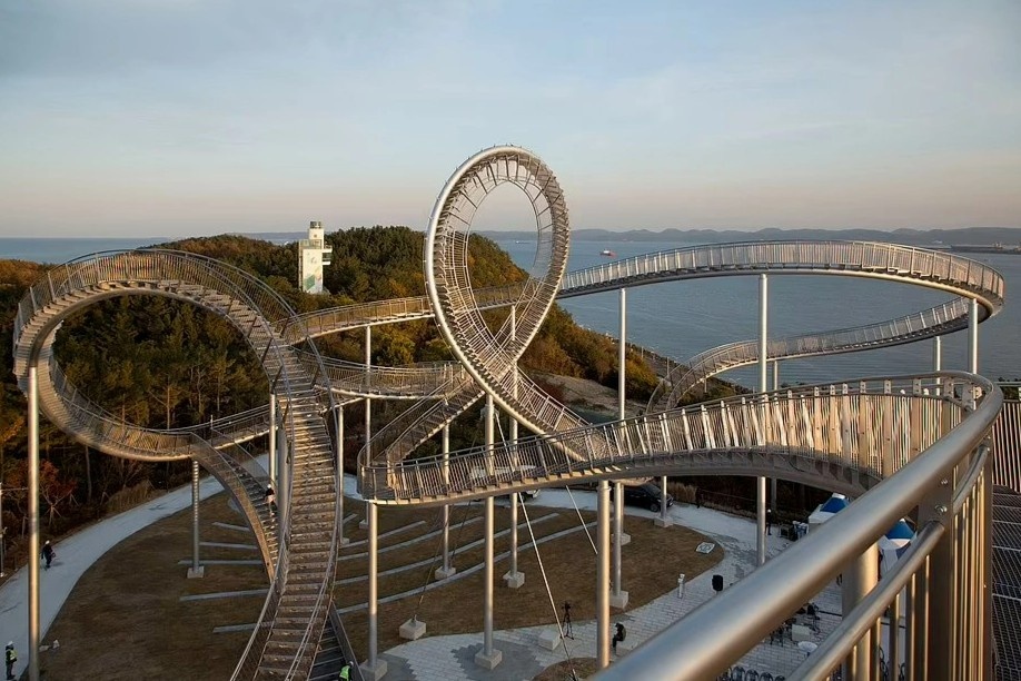 Cau thang nhu duong ray tau luon sieu toc o Han Quoc hinh anh