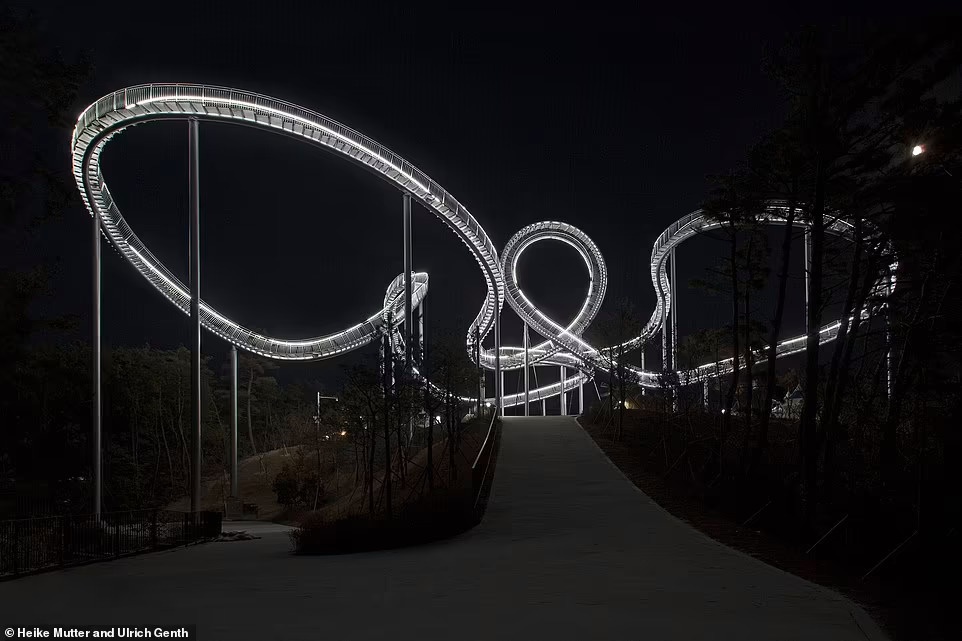 Cau thang co hinh duong ray tau luon sieu toc anh 3