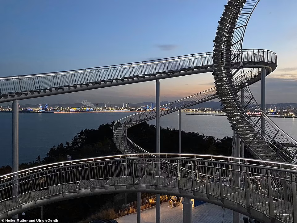 Cau thang co hinh duong ray tau luon sieu toc anh 7