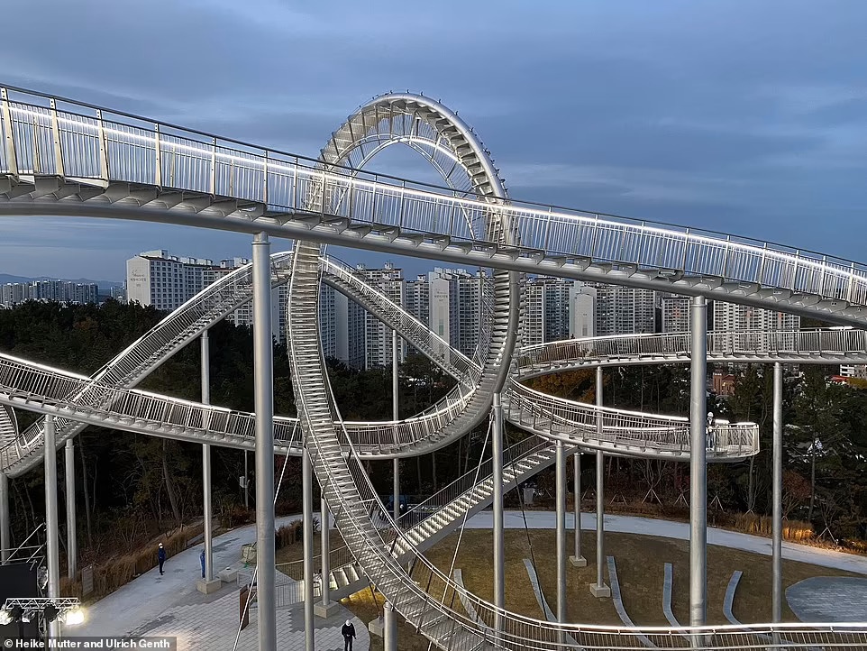 Cau thang co hinh duong ray tau luon sieu toc anh 8