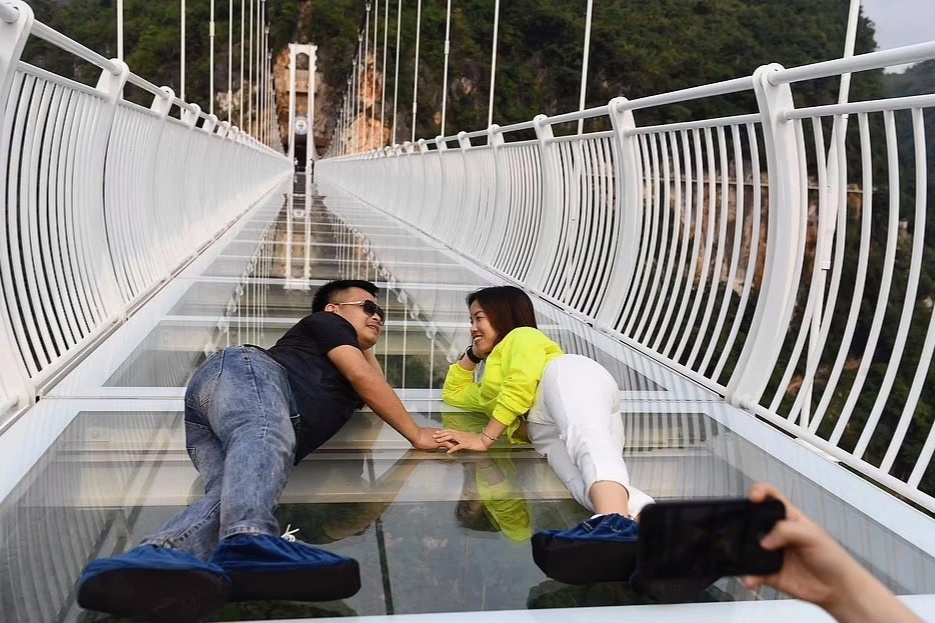 Can canh cau treo day kinh dai nhat the gioi o Viet Nam hinh anh