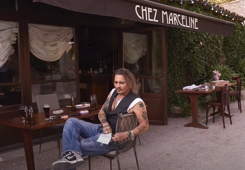 Johnny Depp tung mua ca mot ngoi lang o Phap hinh anh