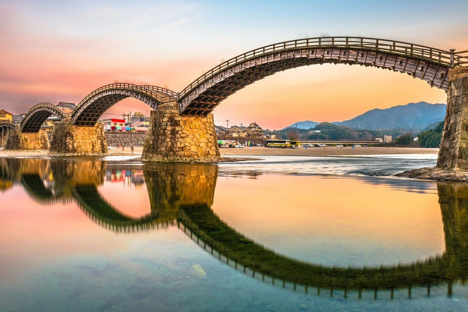 Cau go uon cong co lich su gan 350 nam o Nhat Ban hinh anh