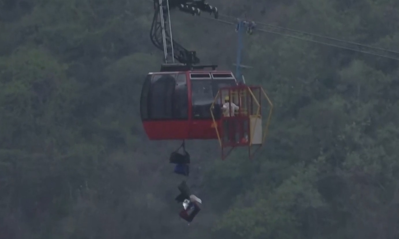 Du khach mac ket nhieu gio trong cap treo o An Do hinh anh