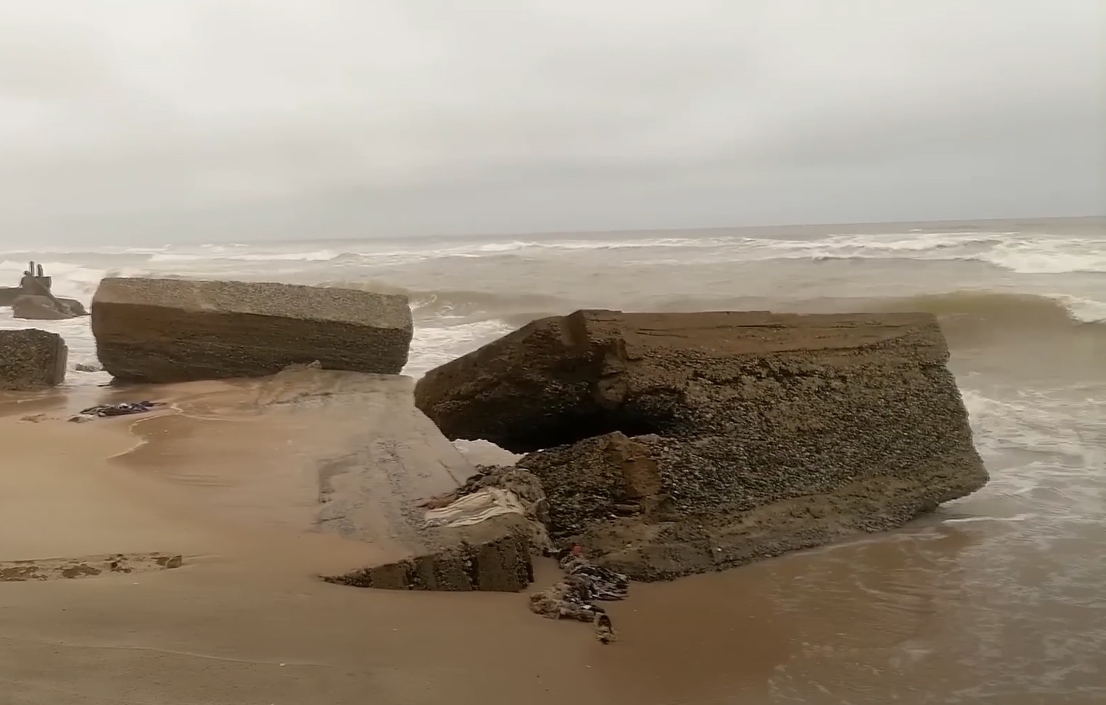 Bai bien tuyet dep bi dai duong nuot chung o Ghana hinh anh