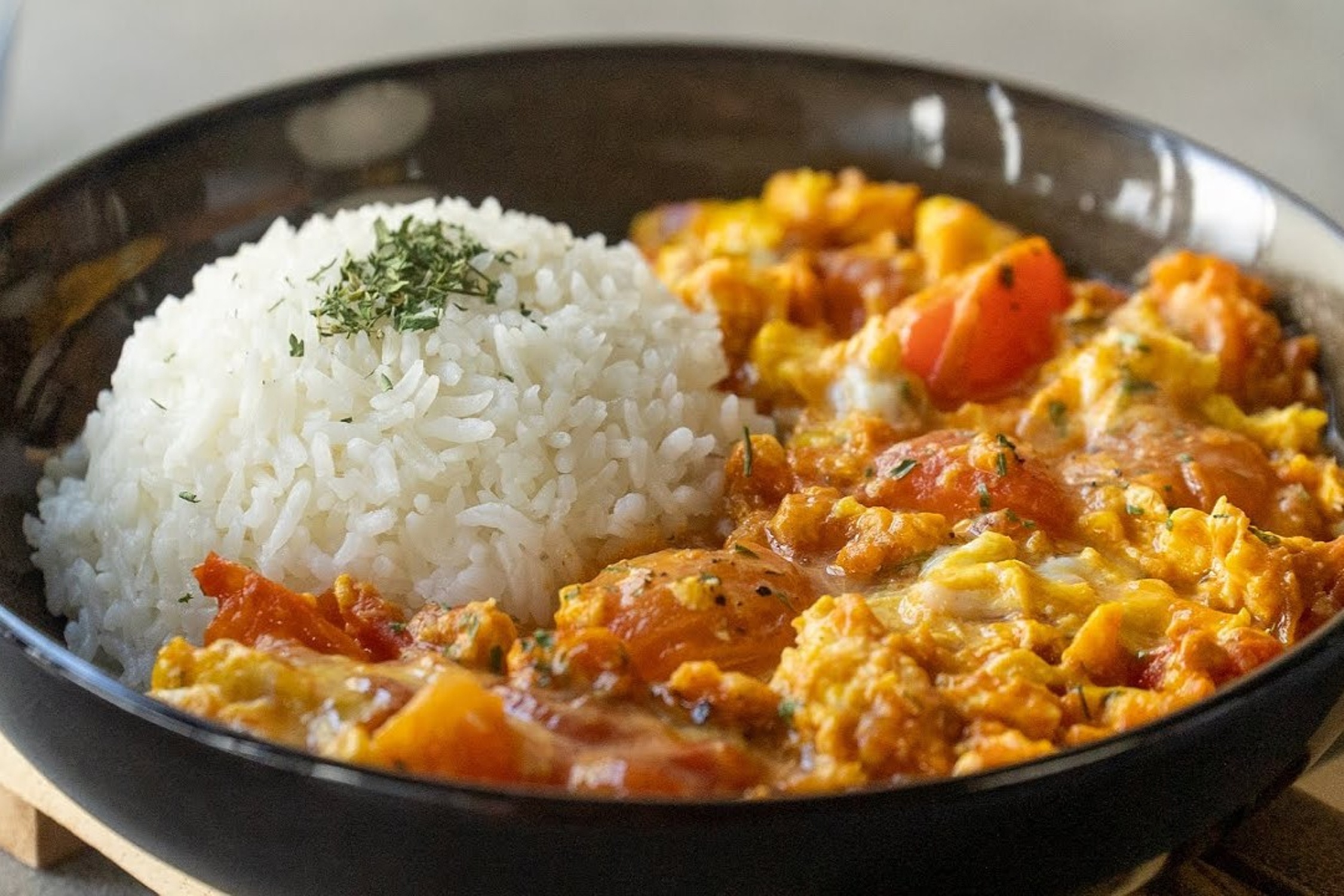 Com trung ca chua de lam cho nguoi moi vao bep hinh anh