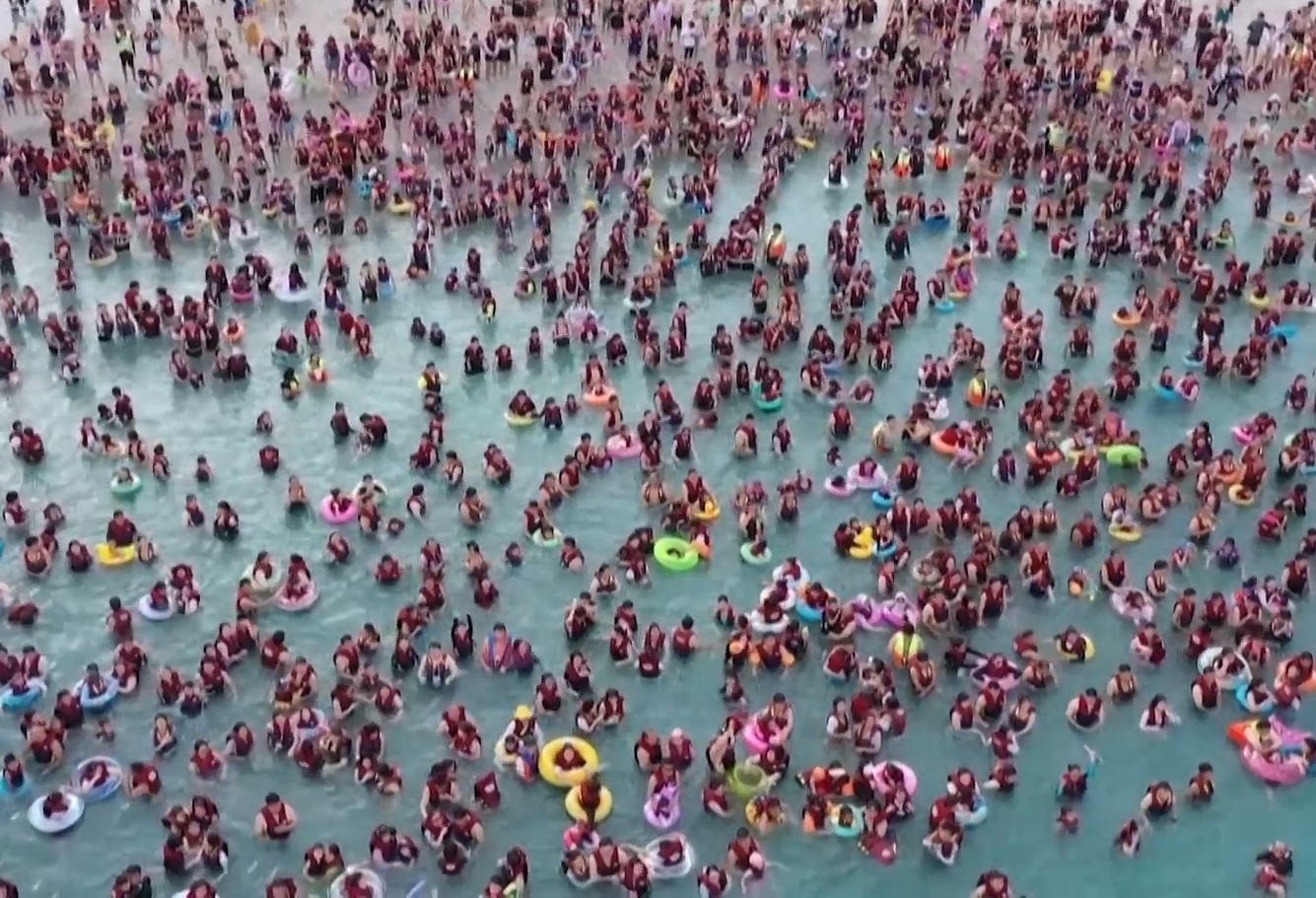 Hang nghin nguoi tham gia tiec be boi trong nang nong ky luc hinh anh