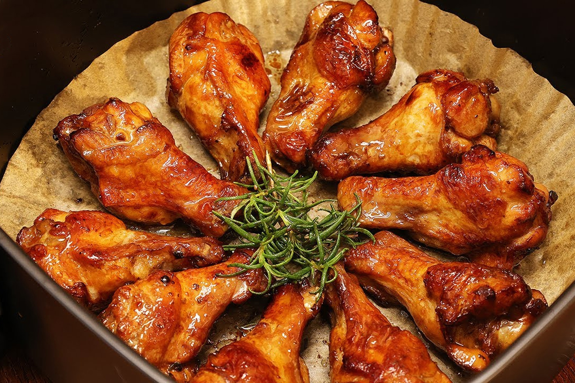 Cach uop va che bien canh ga bang noi chien khong dau hinh anh