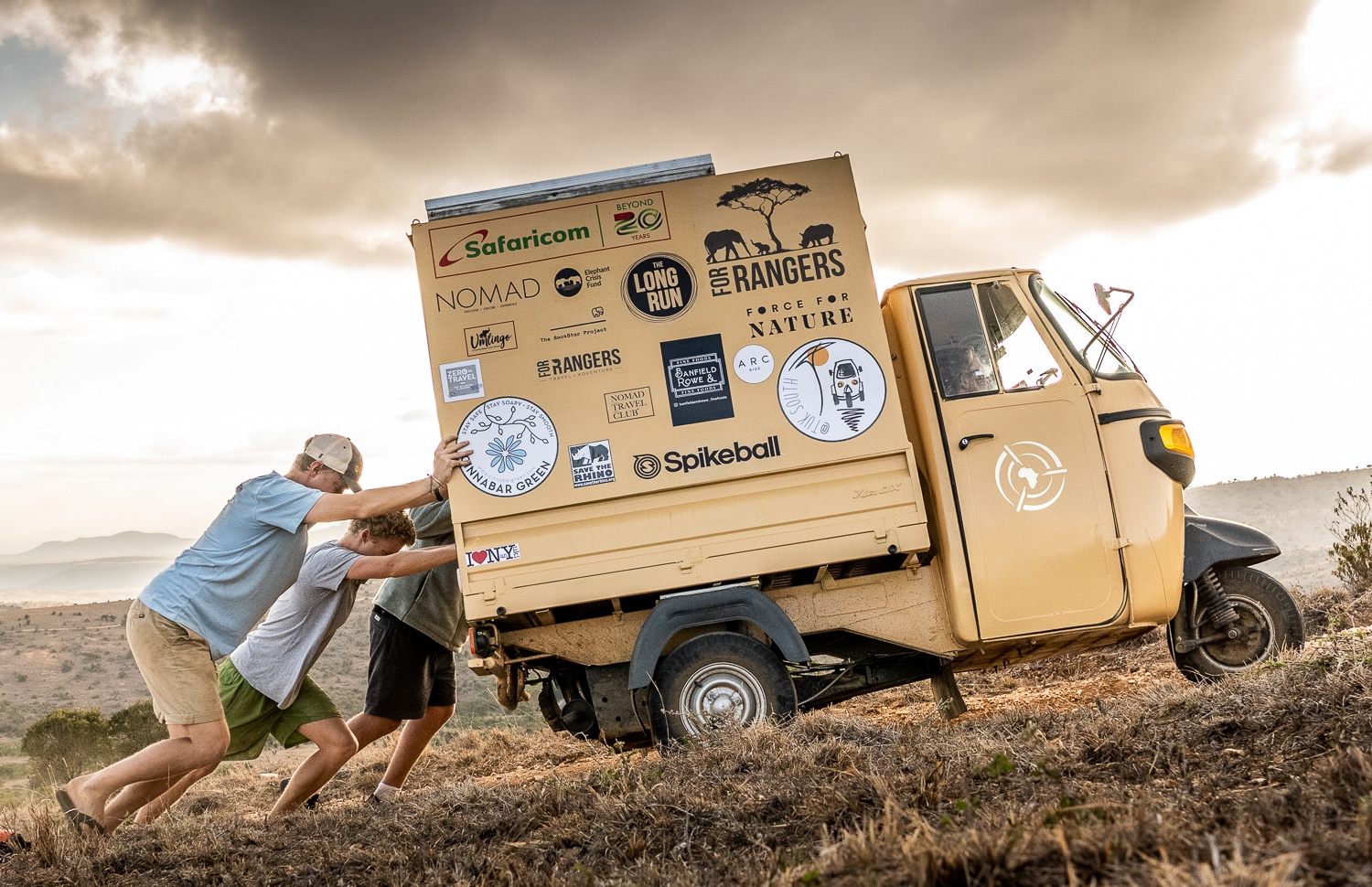 Du lich vong quanh the gioi bang xe tuk tuk hinh anh