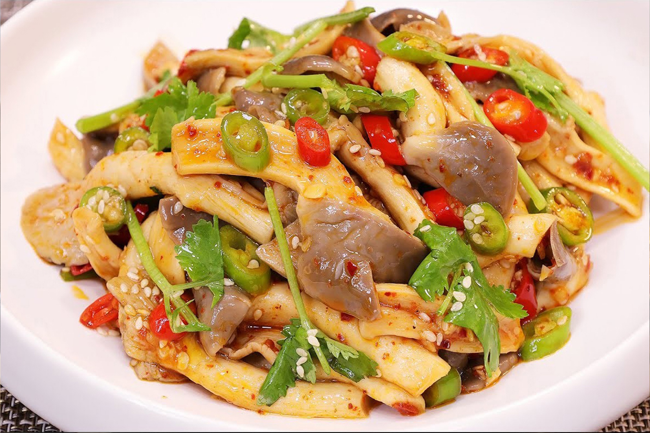 15 phut lam salad nam dui ga thom cay tai nha hinh anh