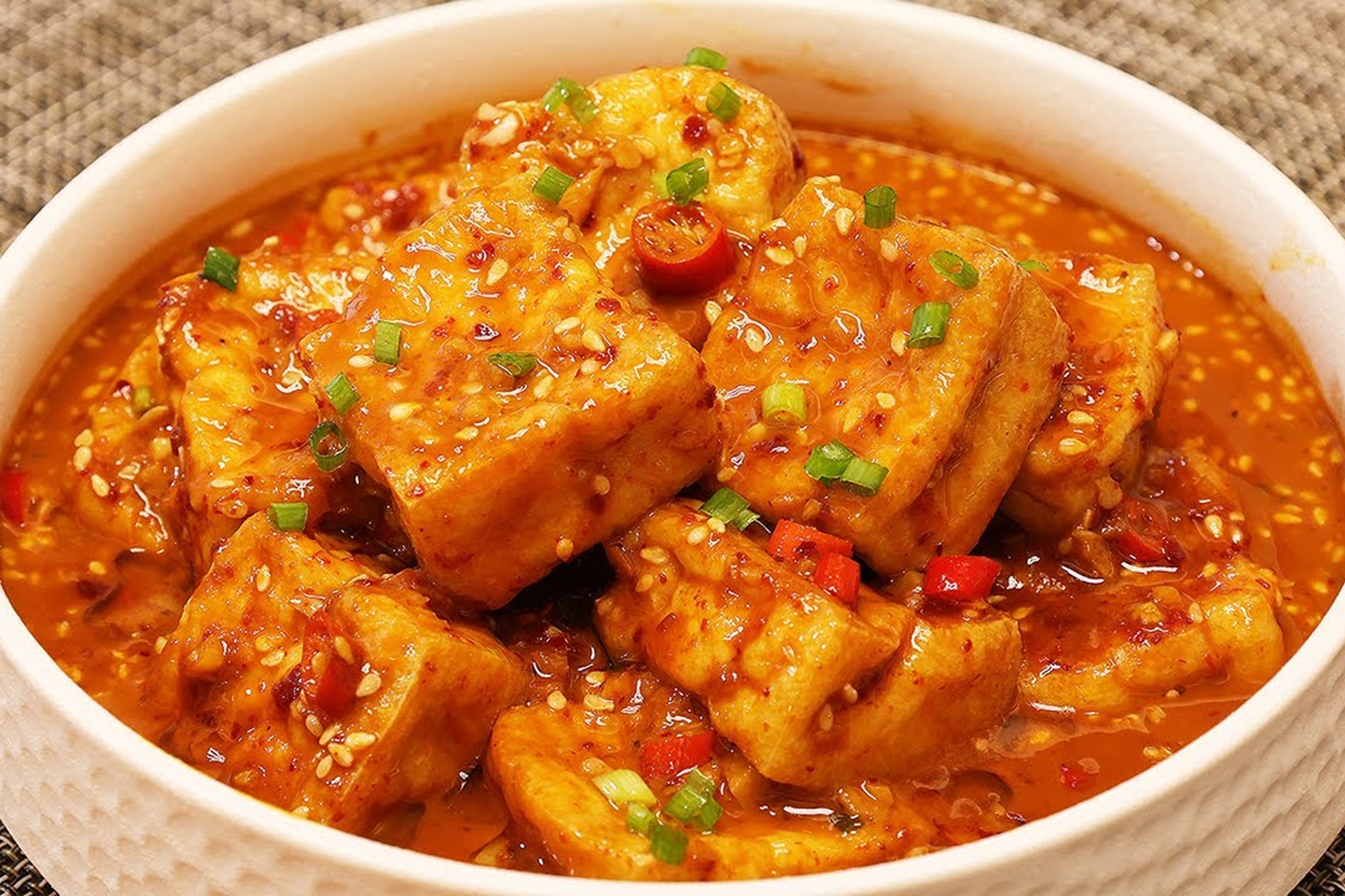 Dau phu chien sot bo me thom cay cho cuoi tuan hinh anh