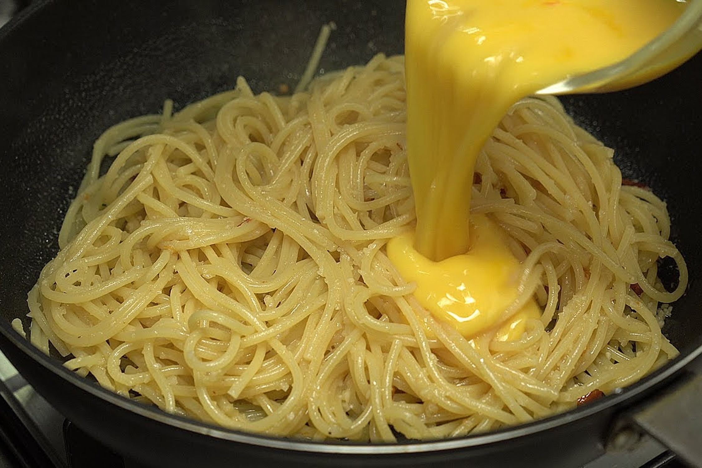 Lam mi Y trung chi voi 2 nguyen lieu hinh anh