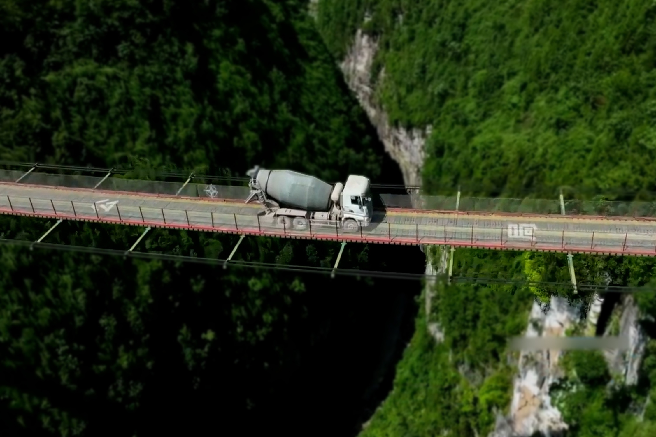 Cau xich sat bac qua hem nui sau 300 m o Trung Quoc hinh anh