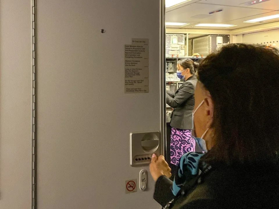 Phong bi mat tren may bay anh 3