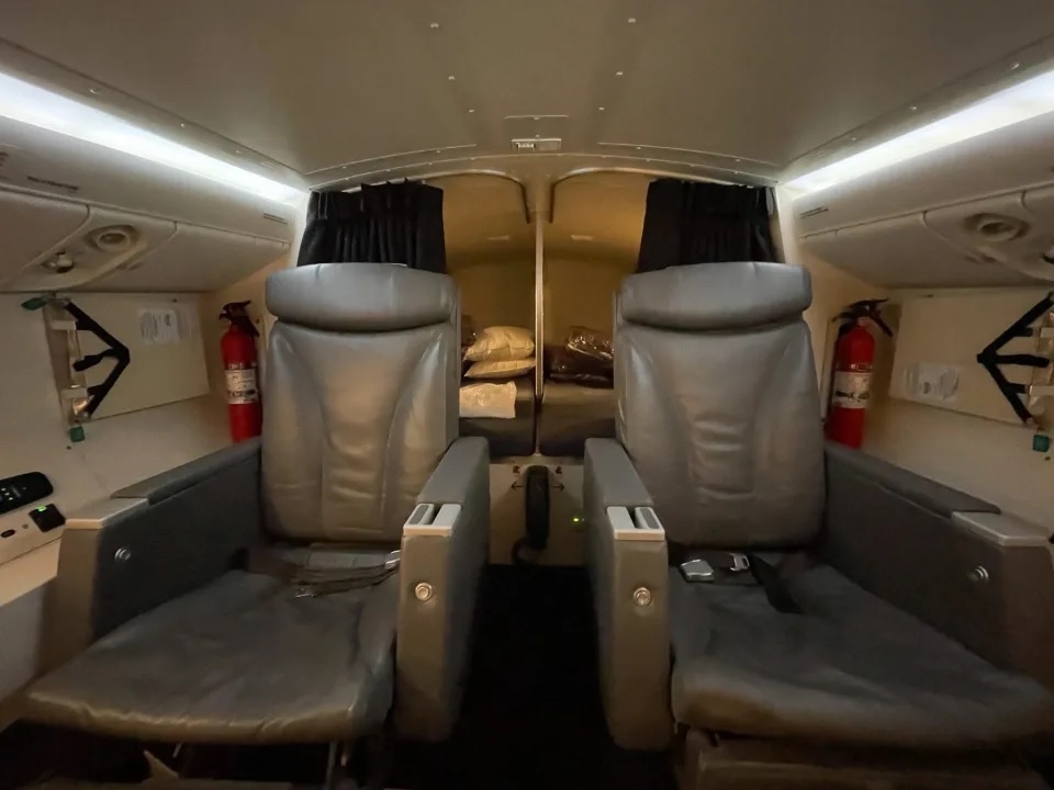 Phong bi mat tren may bay anh 5