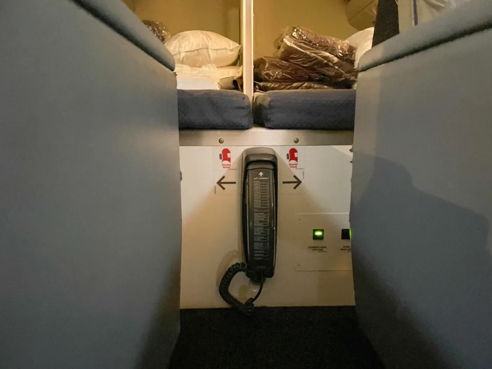 Phong bi mat tren may bay anh 8