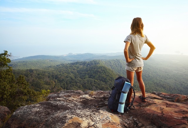 Co gai tre du lich mot minh quanh the gioi hinh anh