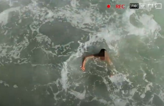 May bay khong nguoi lai cuu song cau be duoi nuoc hinh anh