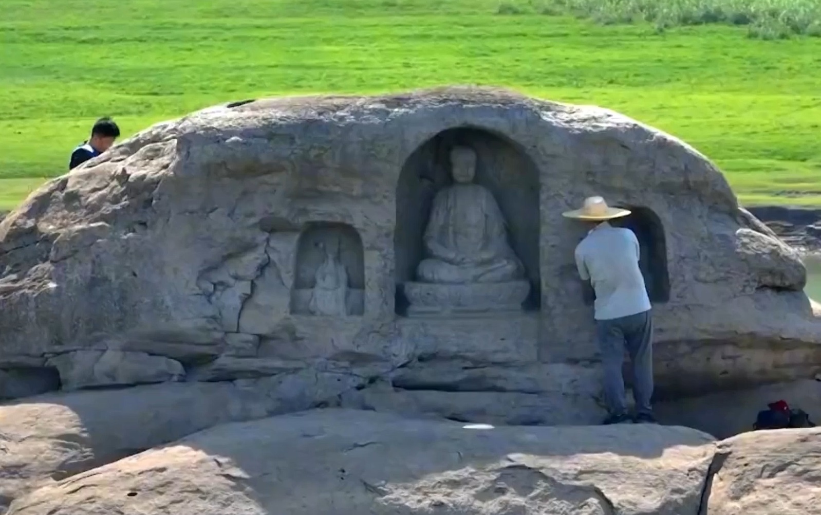 Nuoc song ha, de lo ra nhung buc tuong co 600 nam tuoi o Trung Quoc hinh anh