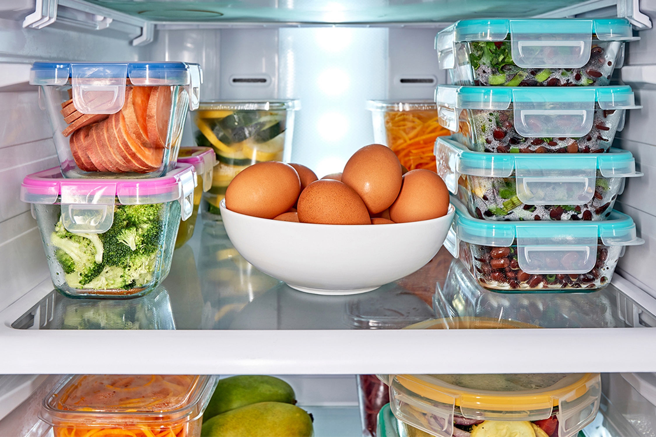 Можно ставить горячие кастрюли в холодильник. Хранение продуктов. Продукты в контейнерах в холодильнике. Контейнер для холодильника. Хранение в холодильнике.