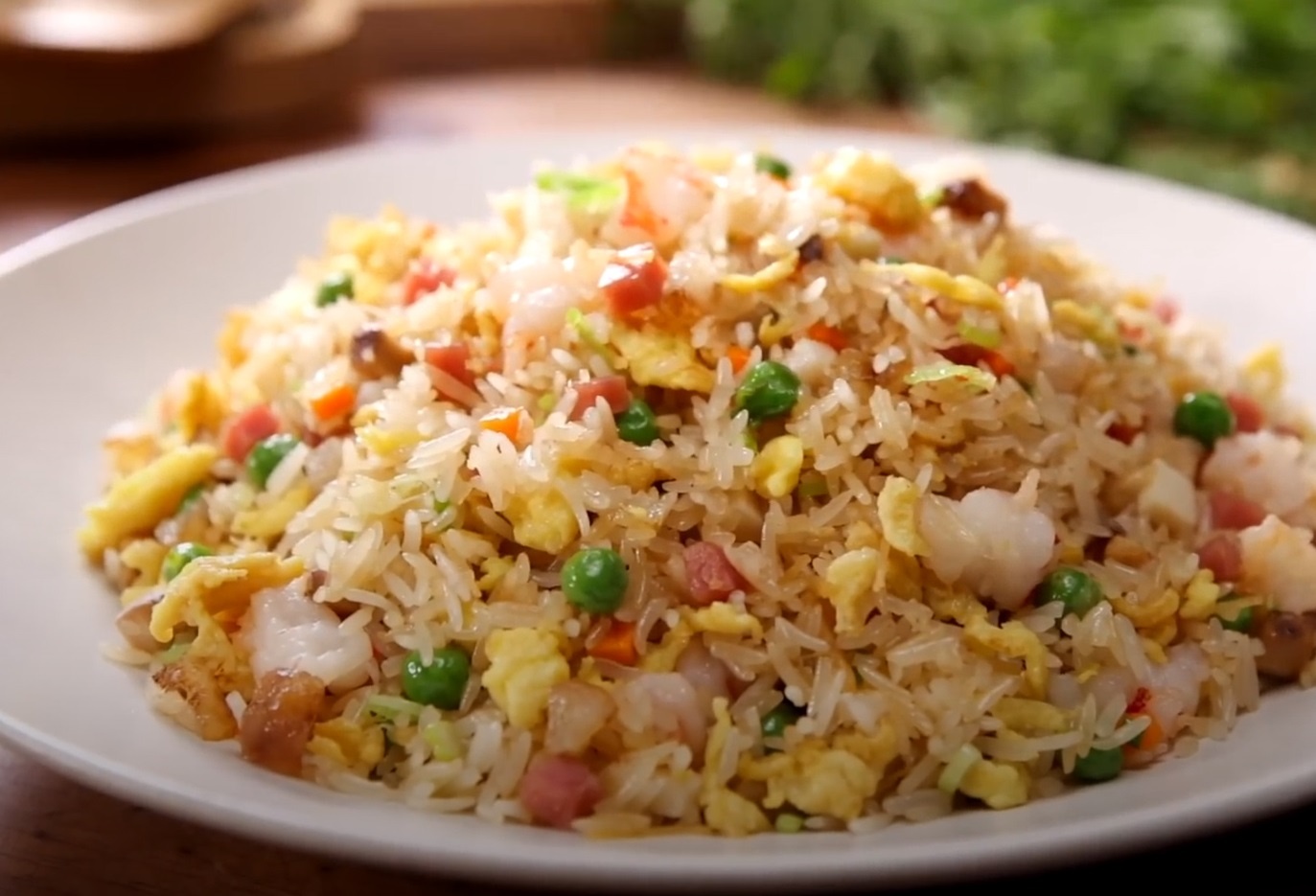 Tu lam com chien trung nhu dau bep chuyen nghiep hinh anh