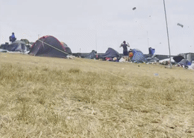 Loc xoay thoi bay leu trai cua nguoi tham gia le hoi hinh anh