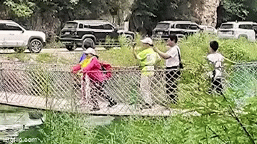 Du khach rung lac cau lien tuc o Trung Quoc hinh anh