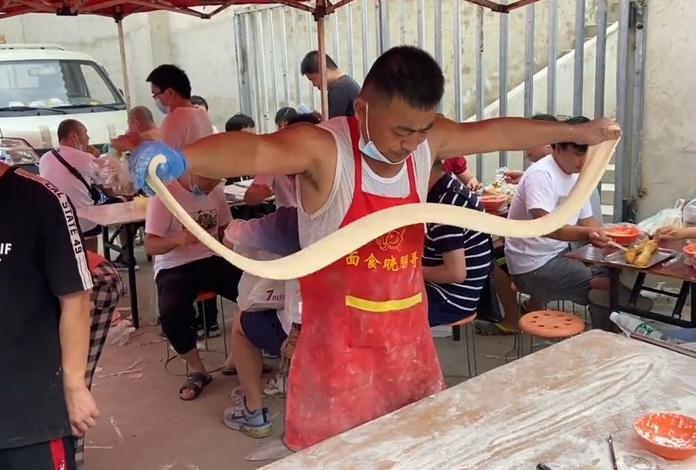 Tho lam banh bieu dien tren duong pho Trung Quoc hinh anh