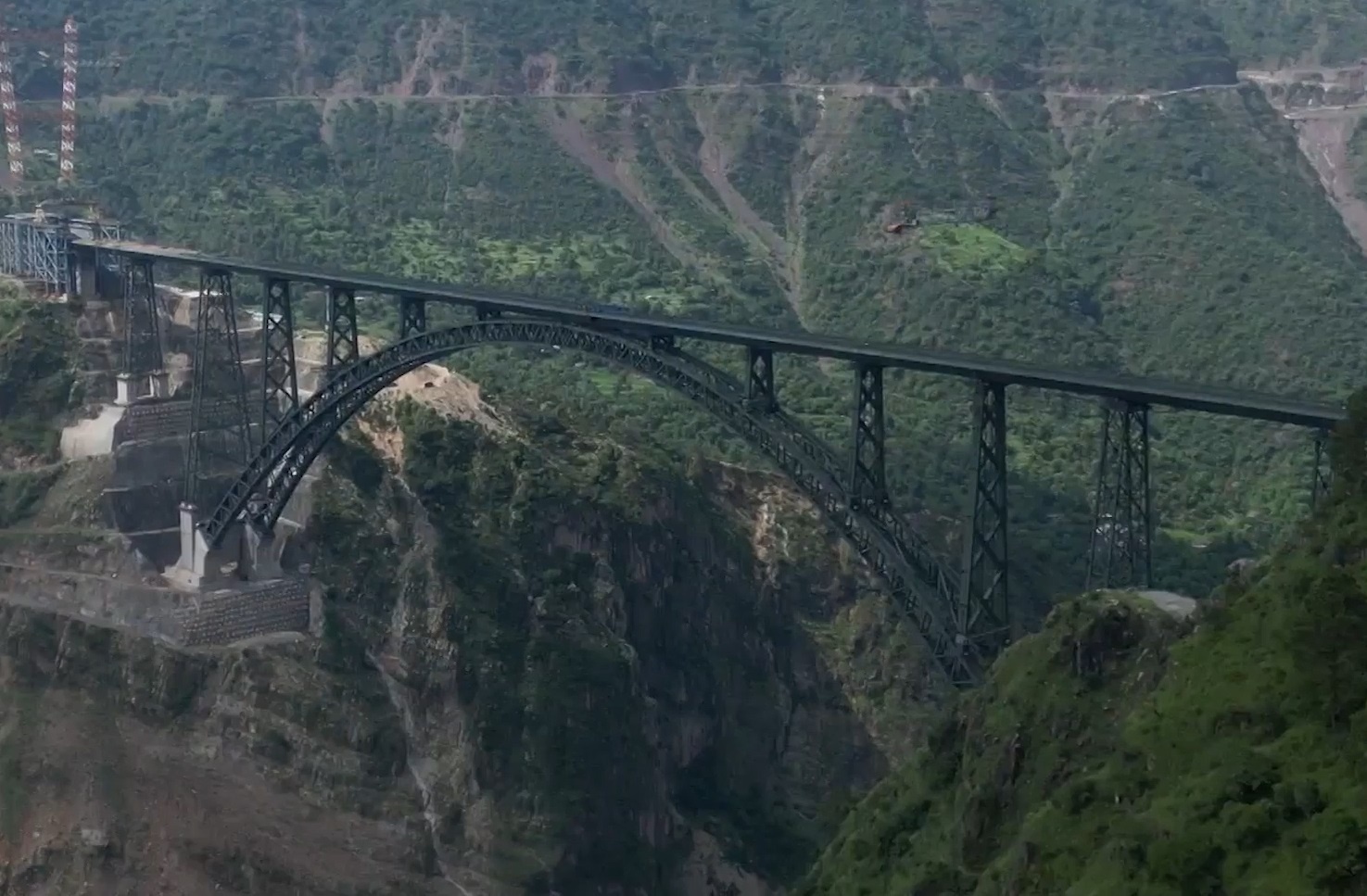 Cau duong sat cao nhat the gioi o An Do hinh anh