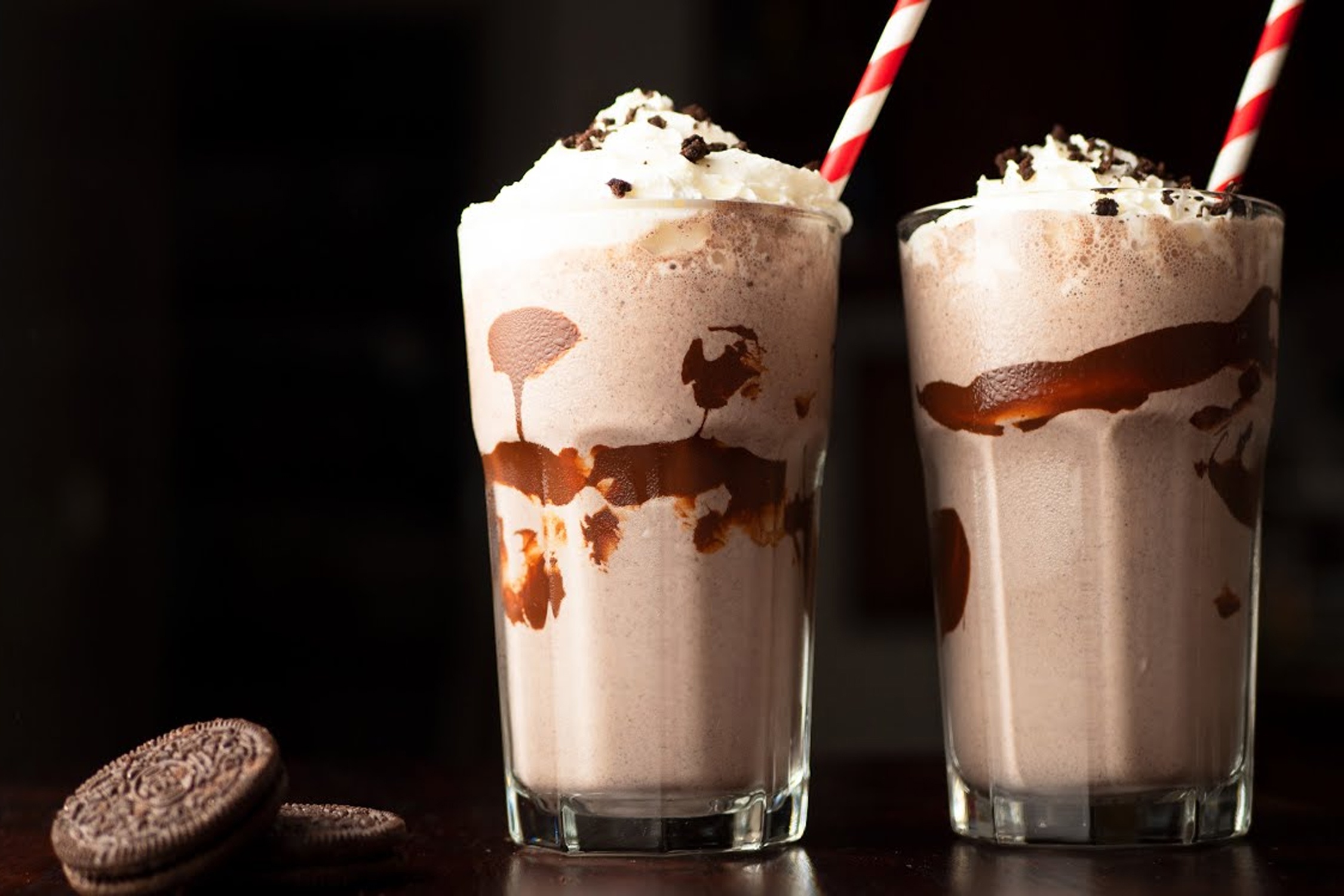 5 phut lam sua lac thom ngon voi banh oreo hinh anh