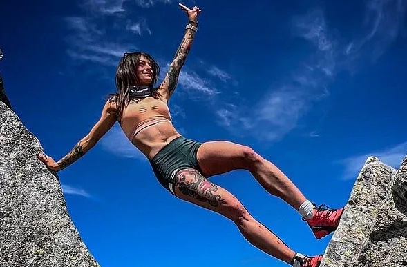 Co gai dam me chinh phuc cac dinh nui hinh anh