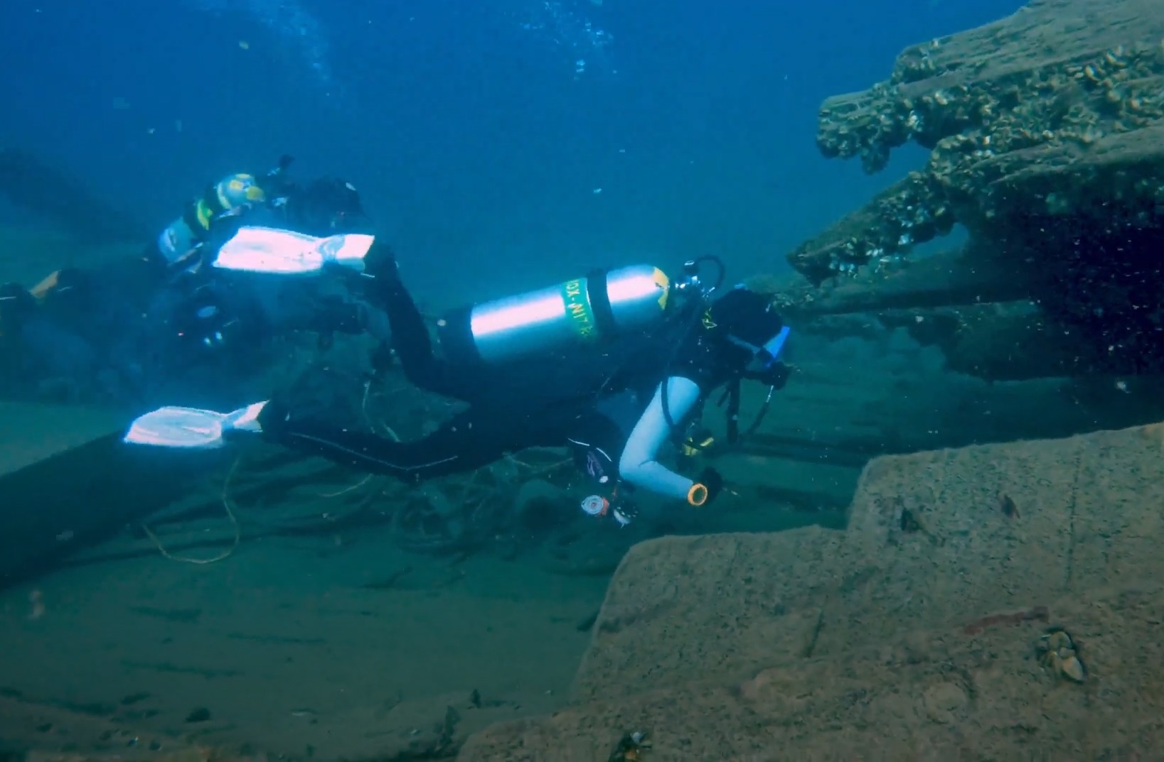 Tho lan kham pha con tau mat tich hon mot the ky hinh anh