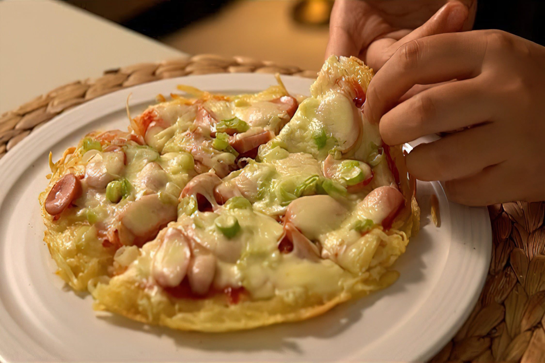 Mon pizza xuc xich khong can bot hay lo nuong hinh anh