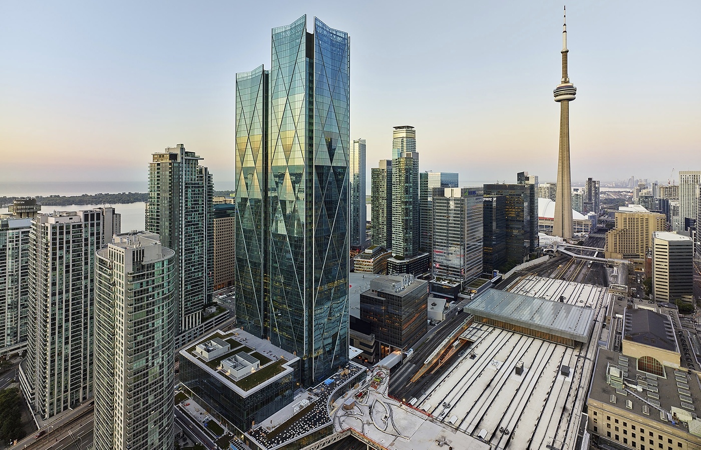 toa nha choc troi anh 1