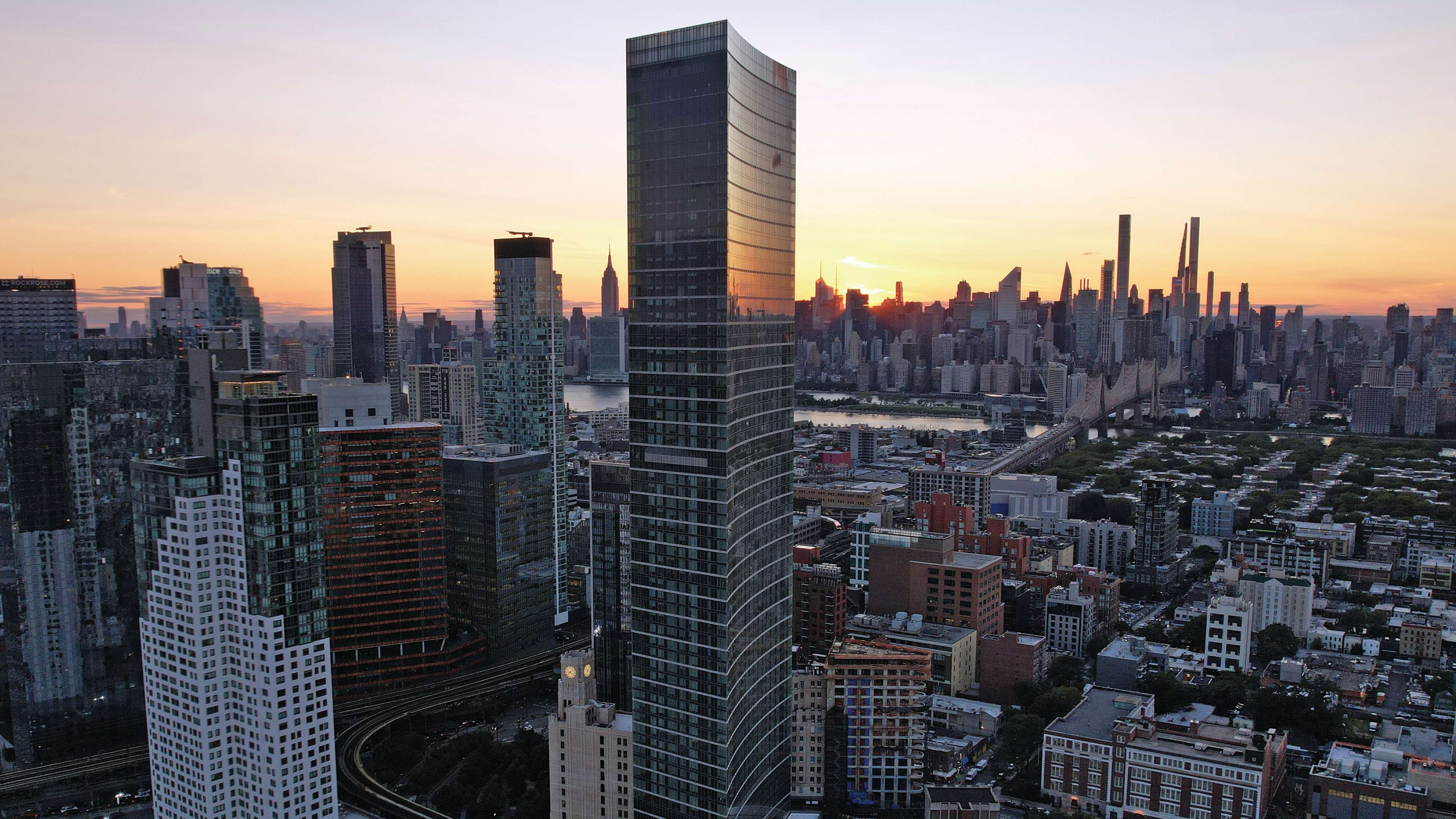 toa nha choc troi anh 3