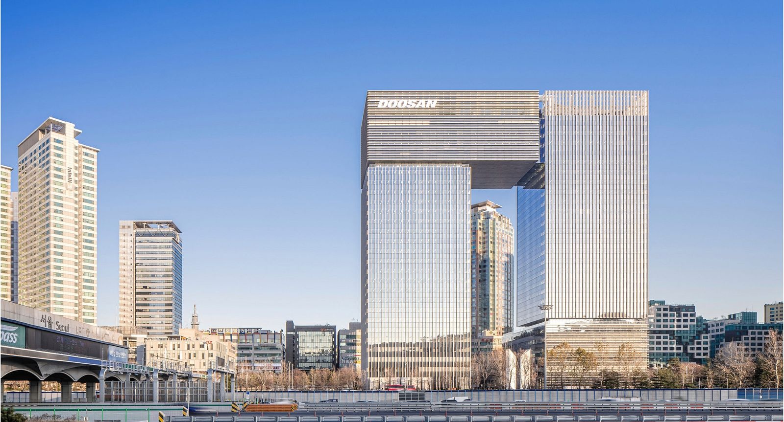 toa nha choc troi anh 6