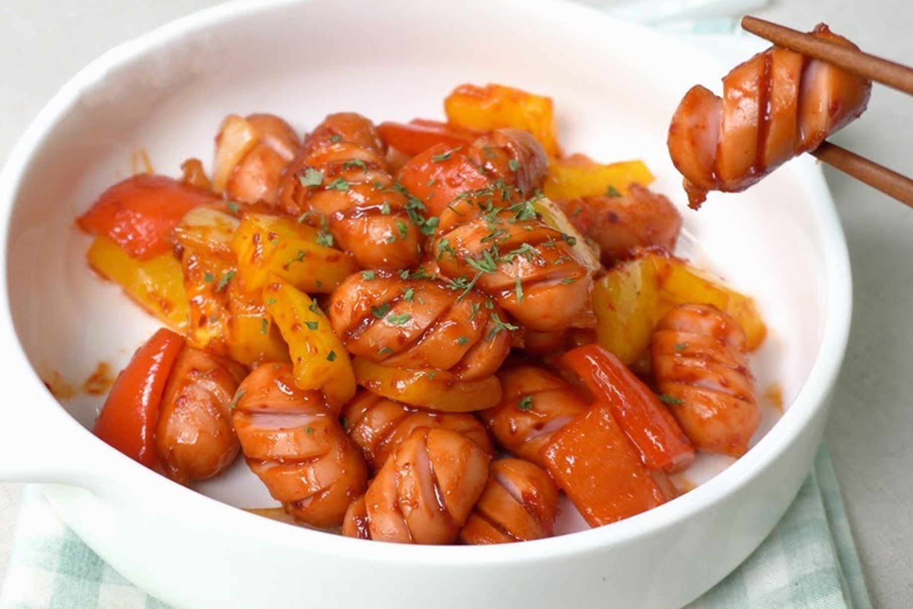 Bien tau xuc xich xao ot chuong la mieng hinh anh