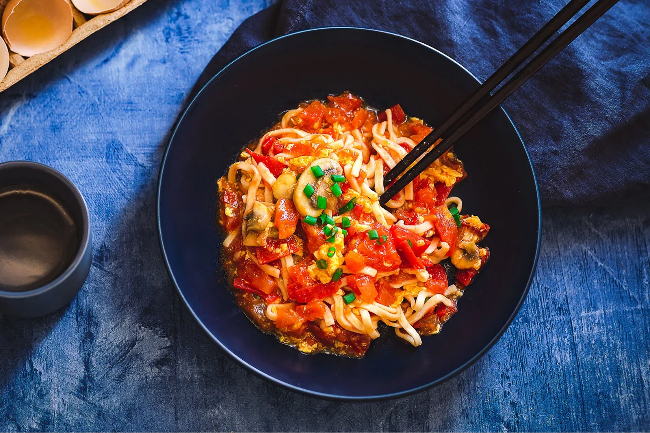 Nau mi trung ca chua nhanh gon cho bua sang hinh anh