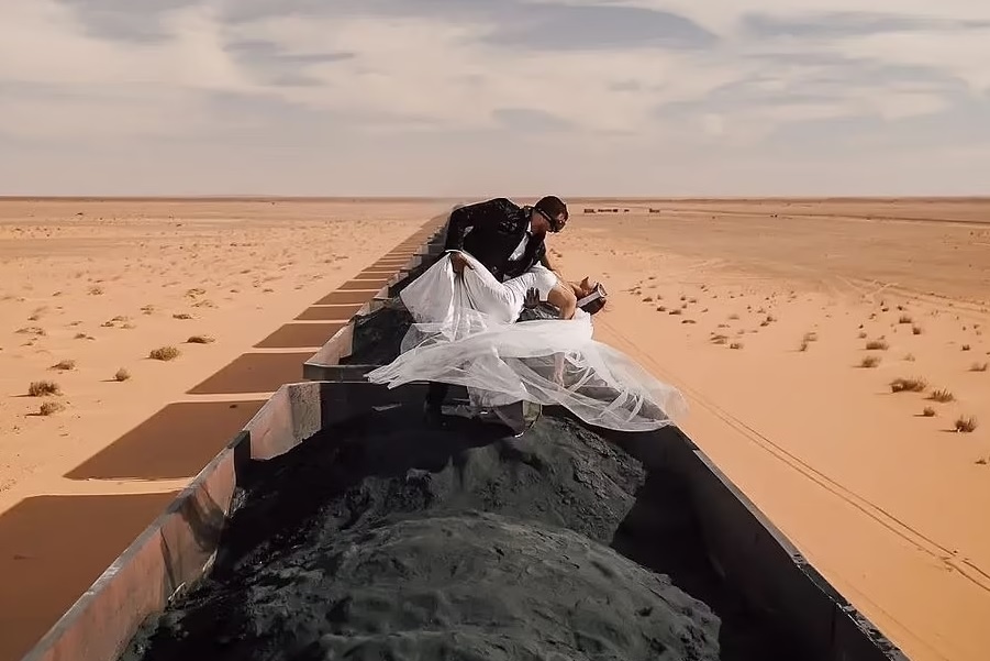 Cap doi huong tuan trang mat tren tau cho quang hinh anh